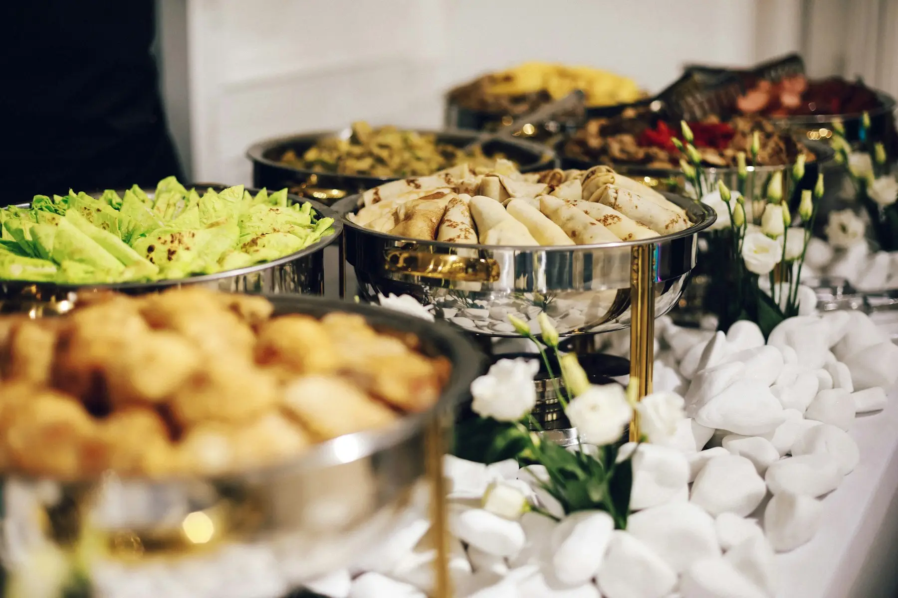 Mesa de bufê servida para um evento