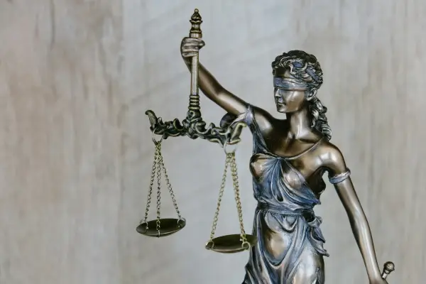 Estátua da justiça em escritório de advocacia